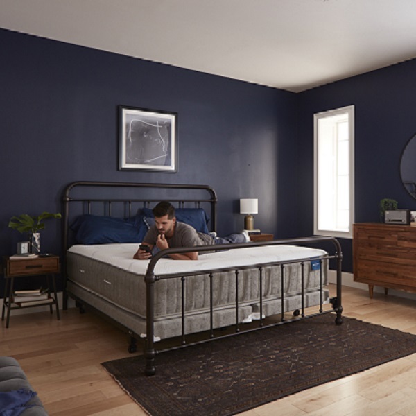 What is a hybrid mattress?